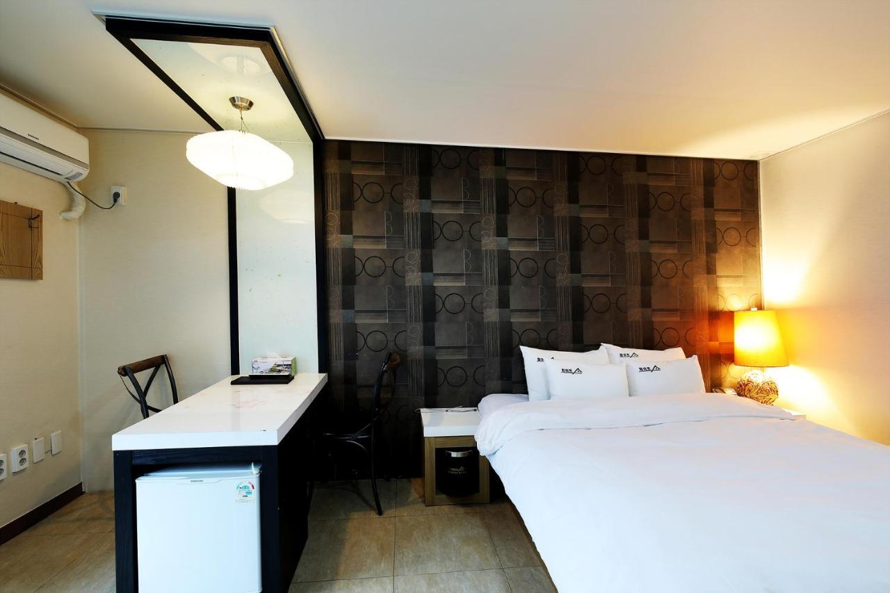 White Tourist Hotel จอนจู ภายนอก รูปภาพ