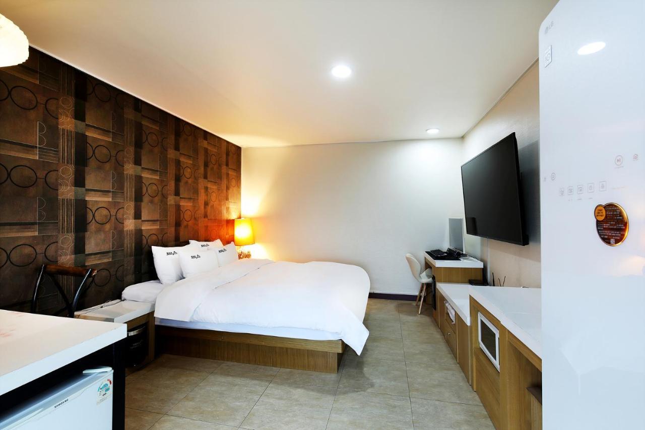 White Tourist Hotel จอนจู ภายนอก รูปภาพ