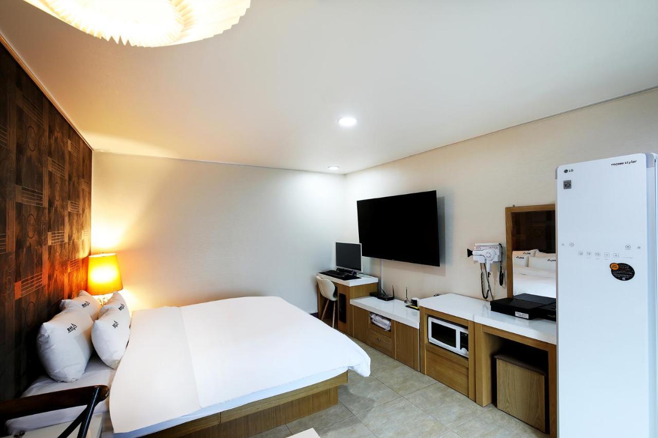 White Tourist Hotel จอนจู ภายนอก รูปภาพ