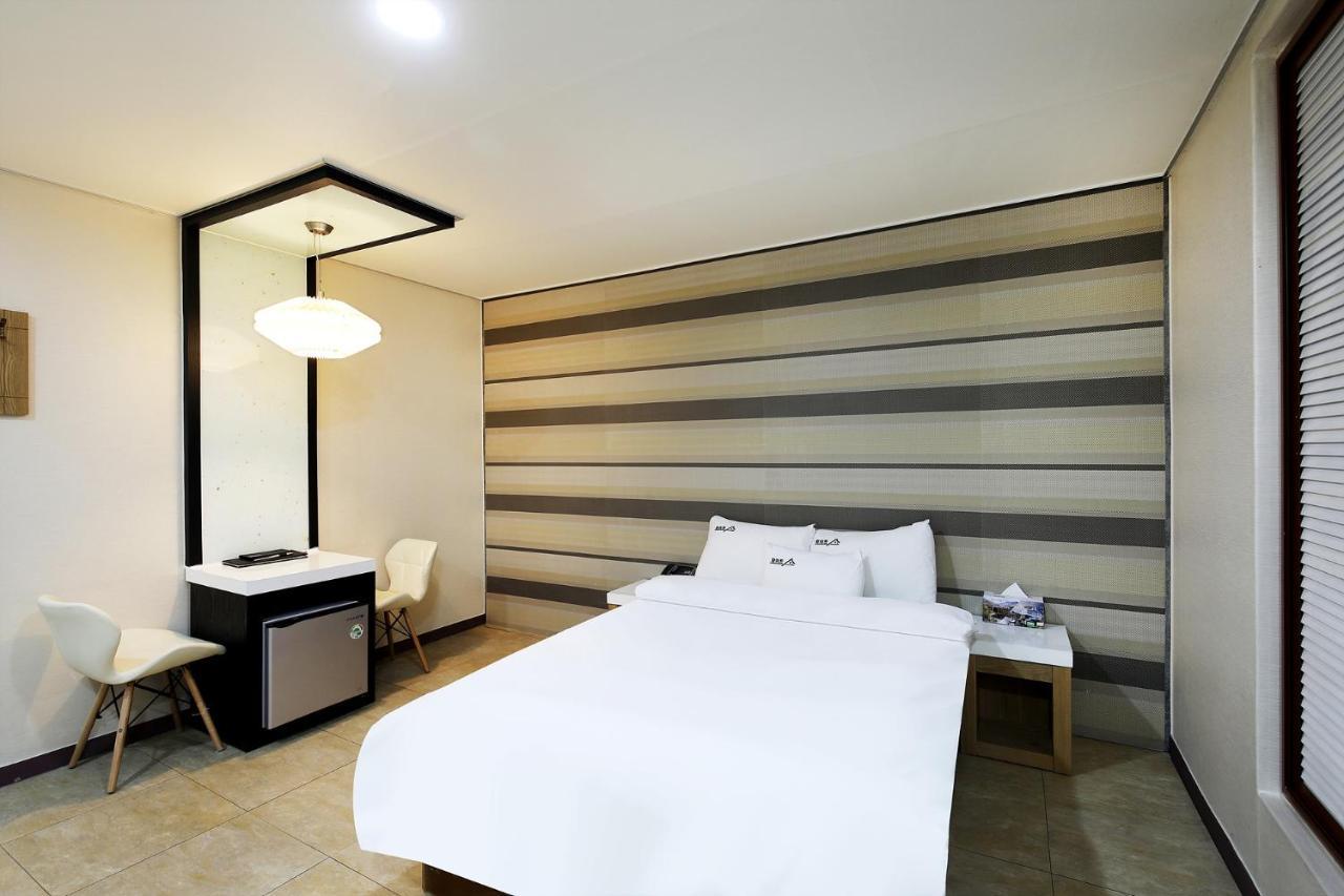 White Tourist Hotel จอนจู ภายนอก รูปภาพ