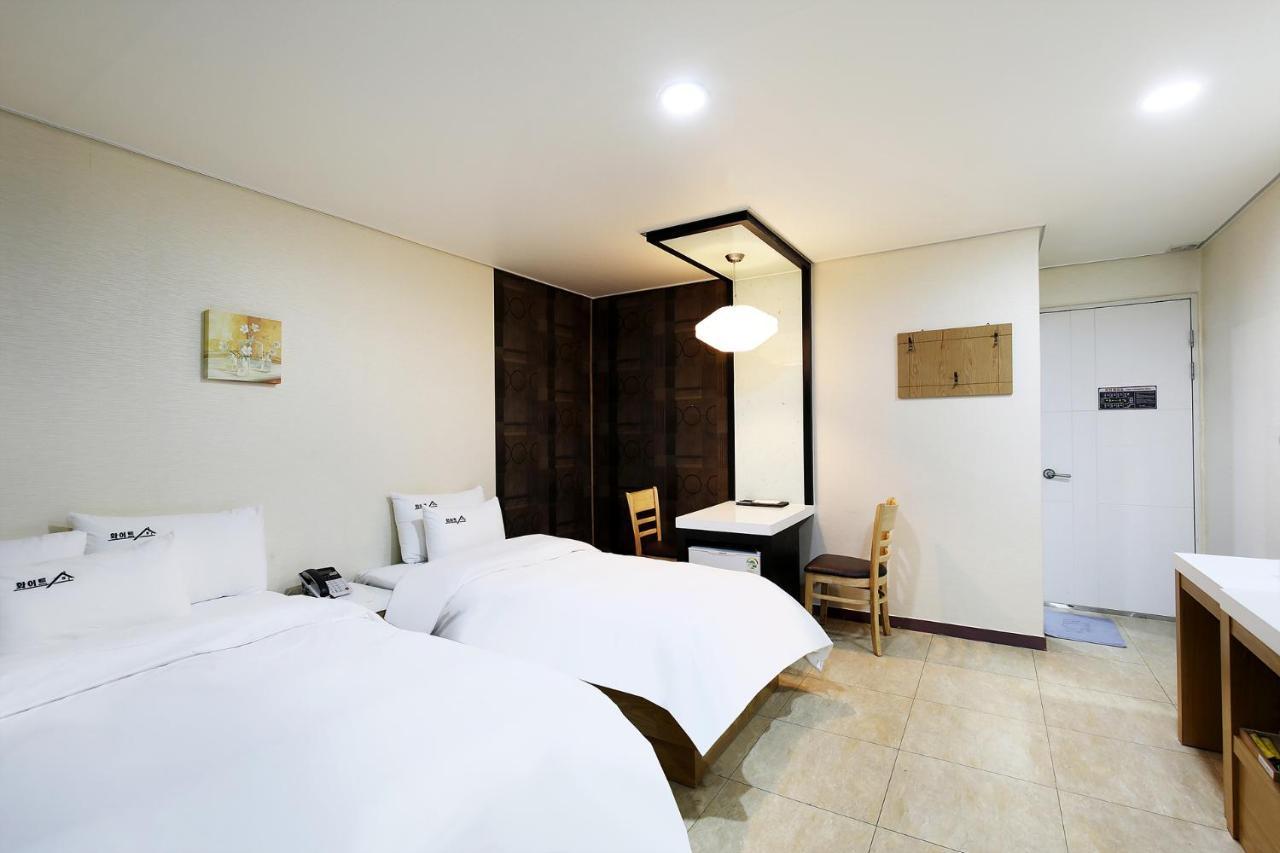 White Tourist Hotel จอนจู ภายนอก รูปภาพ