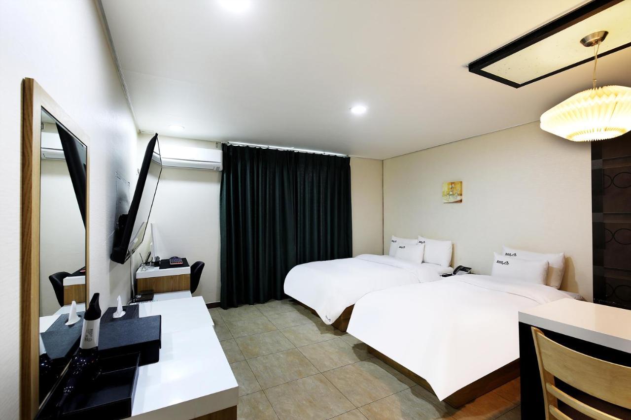 White Tourist Hotel จอนจู ภายนอก รูปภาพ