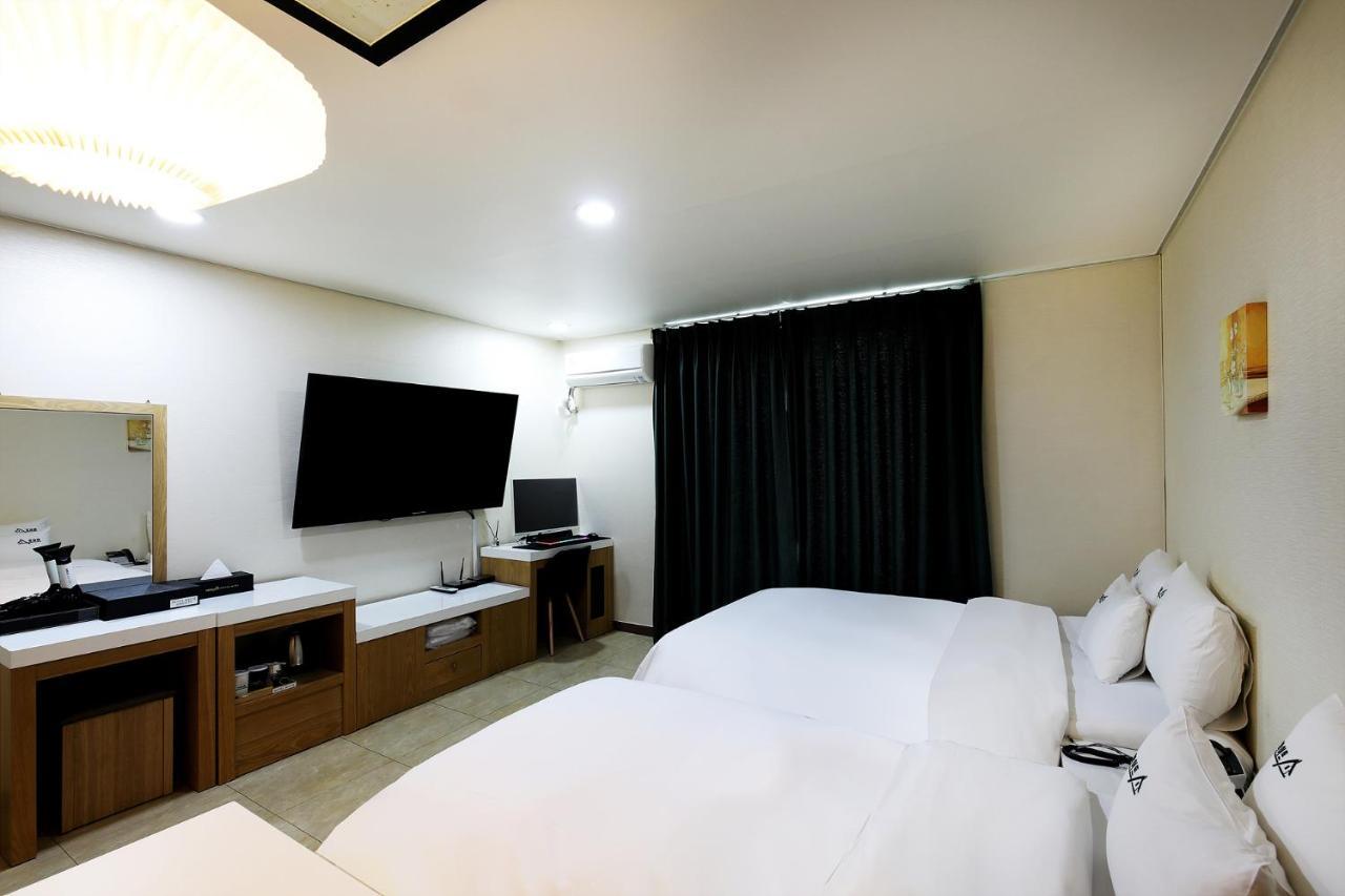 White Tourist Hotel จอนจู ภายนอก รูปภาพ