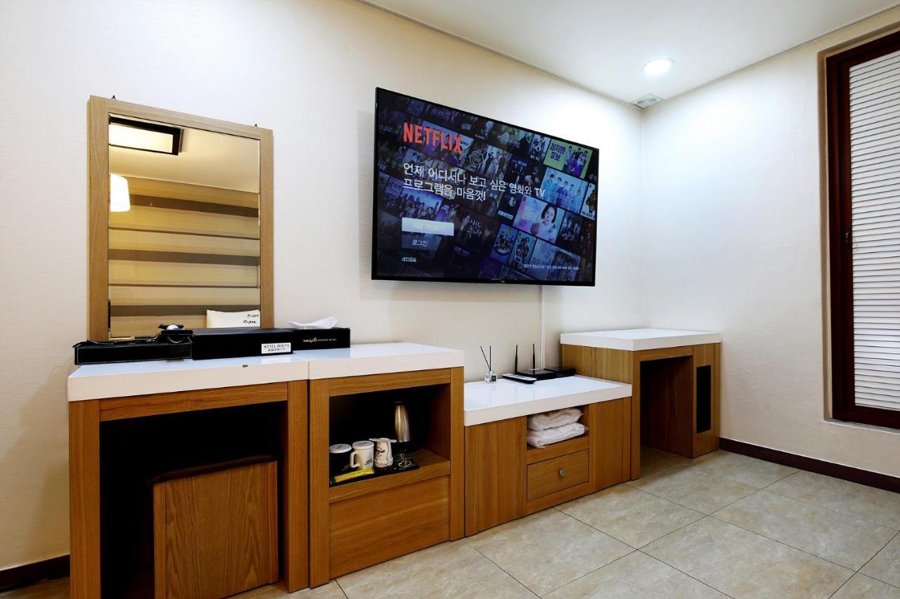 White Tourist Hotel จอนจู ภายนอก รูปภาพ