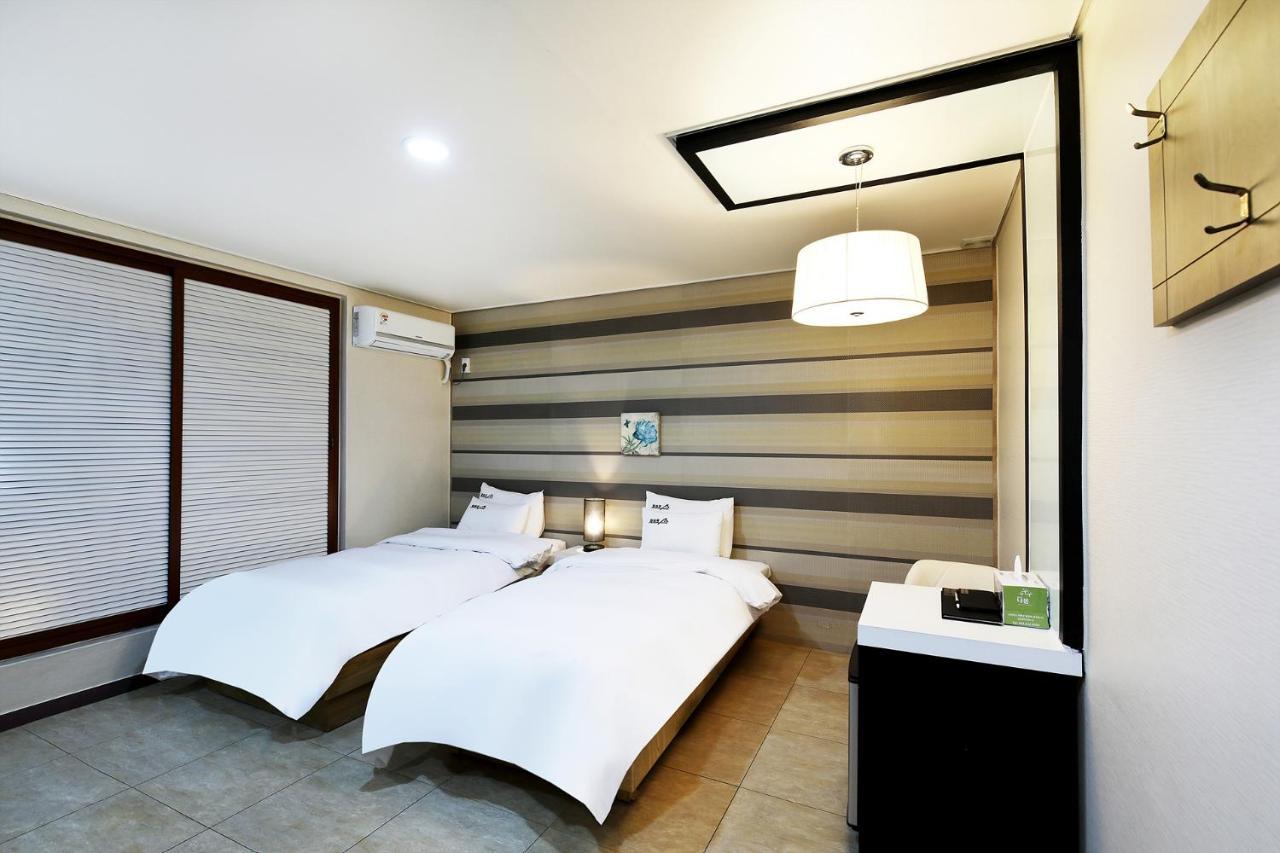 White Tourist Hotel จอนจู ภายนอก รูปภาพ