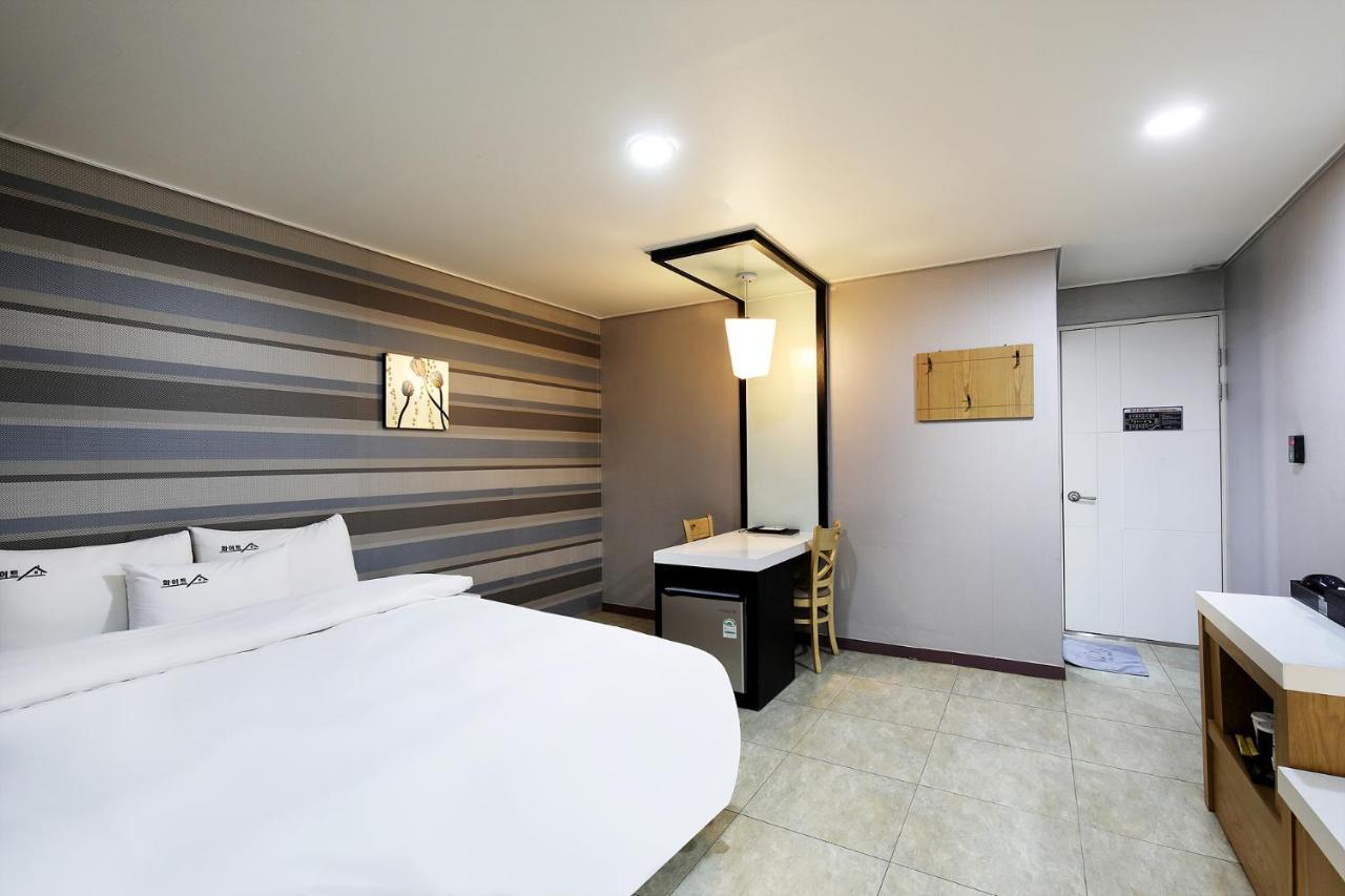 White Tourist Hotel จอนจู ภายนอก รูปภาพ
