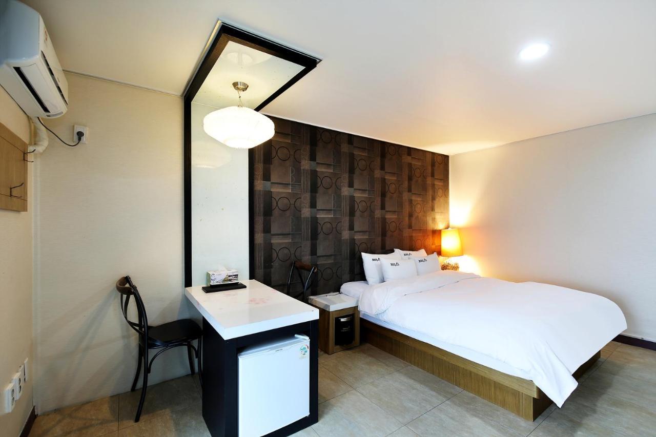 White Tourist Hotel จอนจู ภายนอก รูปภาพ
