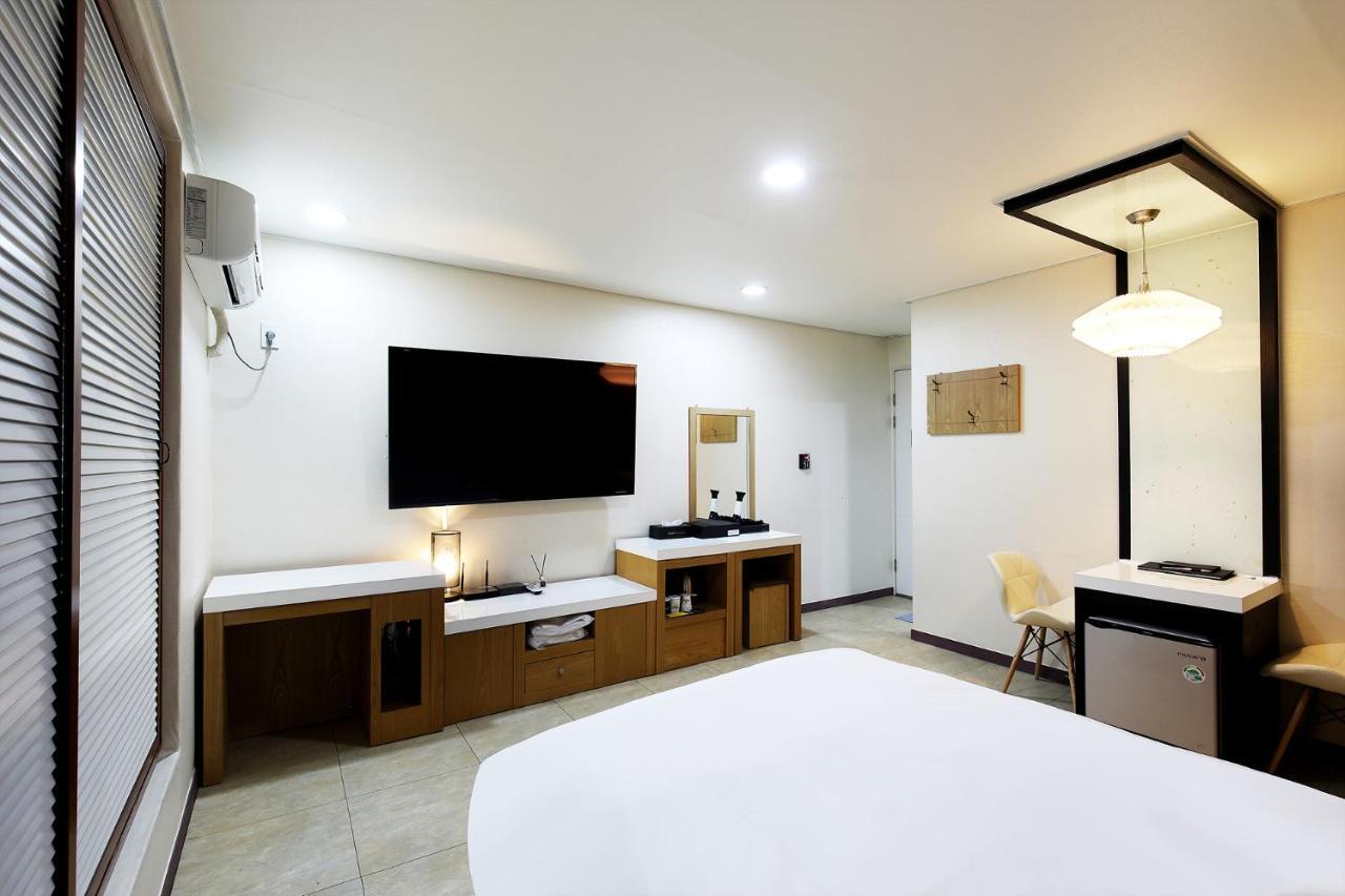 White Tourist Hotel จอนจู ภายนอก รูปภาพ