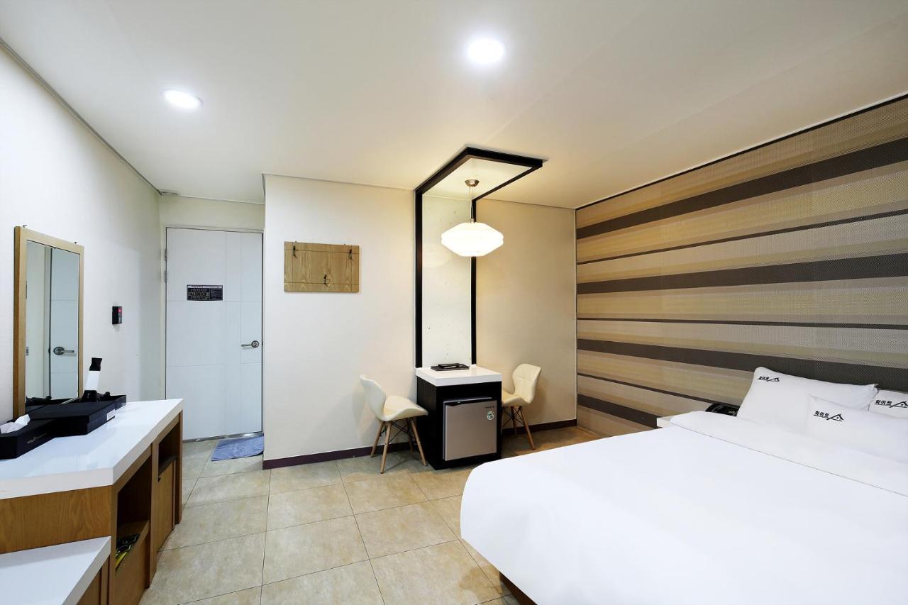 White Tourist Hotel จอนจู ภายนอก รูปภาพ