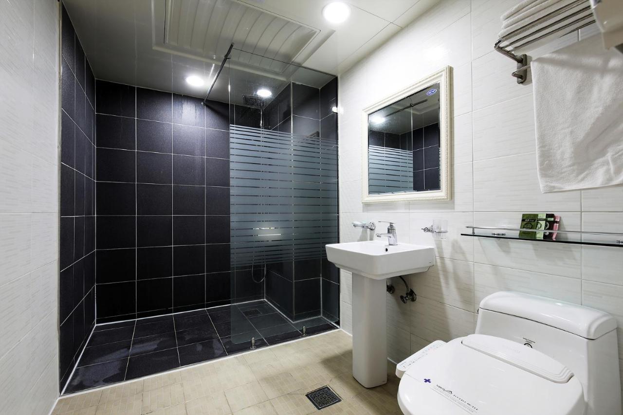White Tourist Hotel จอนจู ภายนอก รูปภาพ