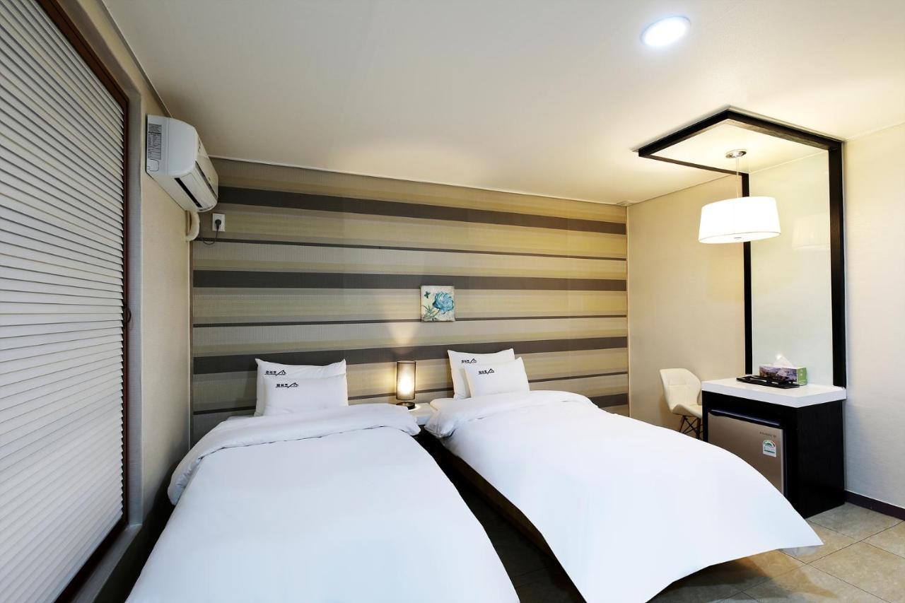 White Tourist Hotel จอนจู ภายนอก รูปภาพ