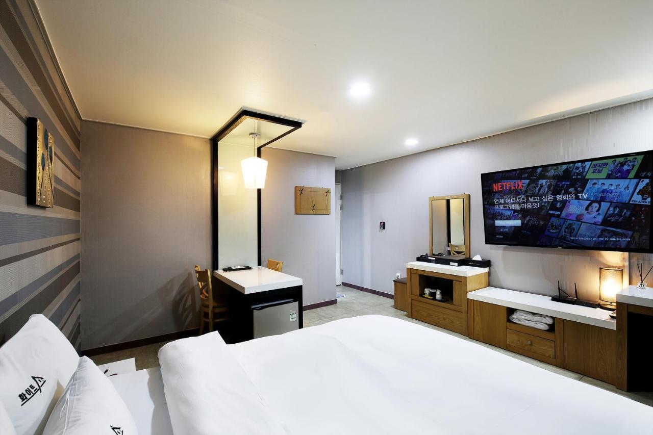 White Tourist Hotel จอนจู ภายนอก รูปภาพ