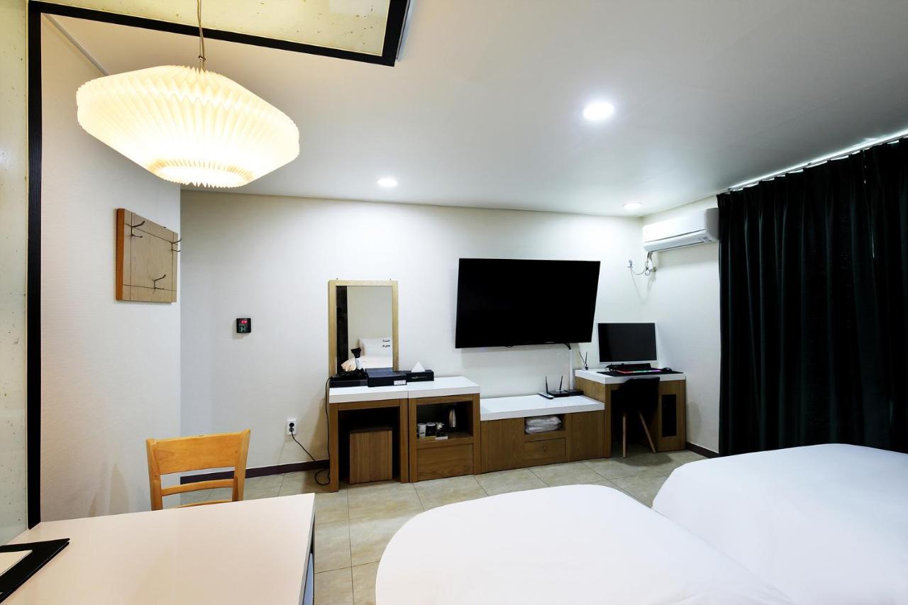 White Tourist Hotel จอนจู ภายนอก รูปภาพ