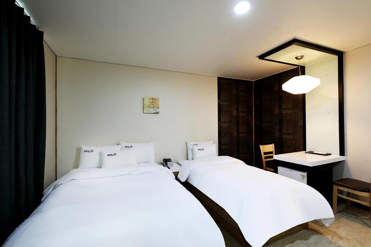 White Tourist Hotel จอนจู ภายนอก รูปภาพ