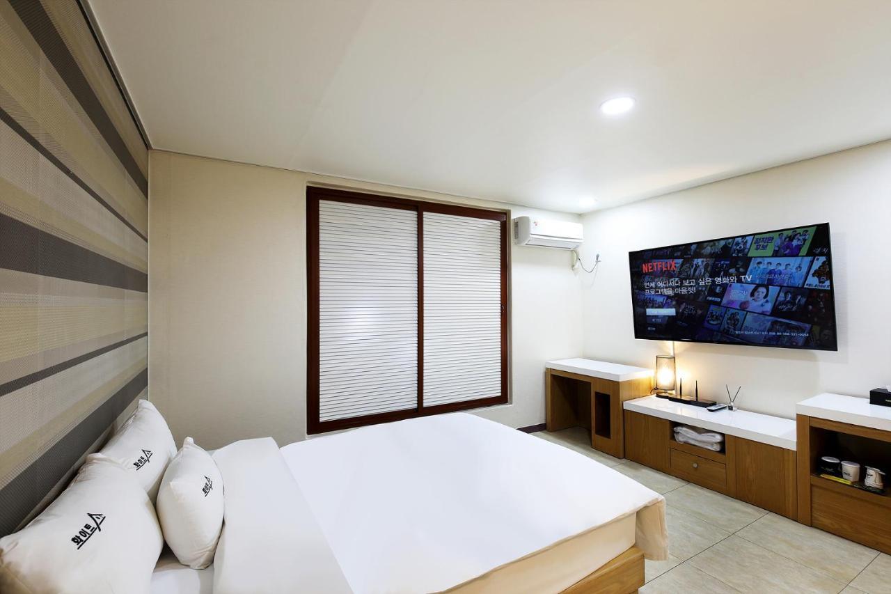 White Tourist Hotel จอนจู ภายนอก รูปภาพ