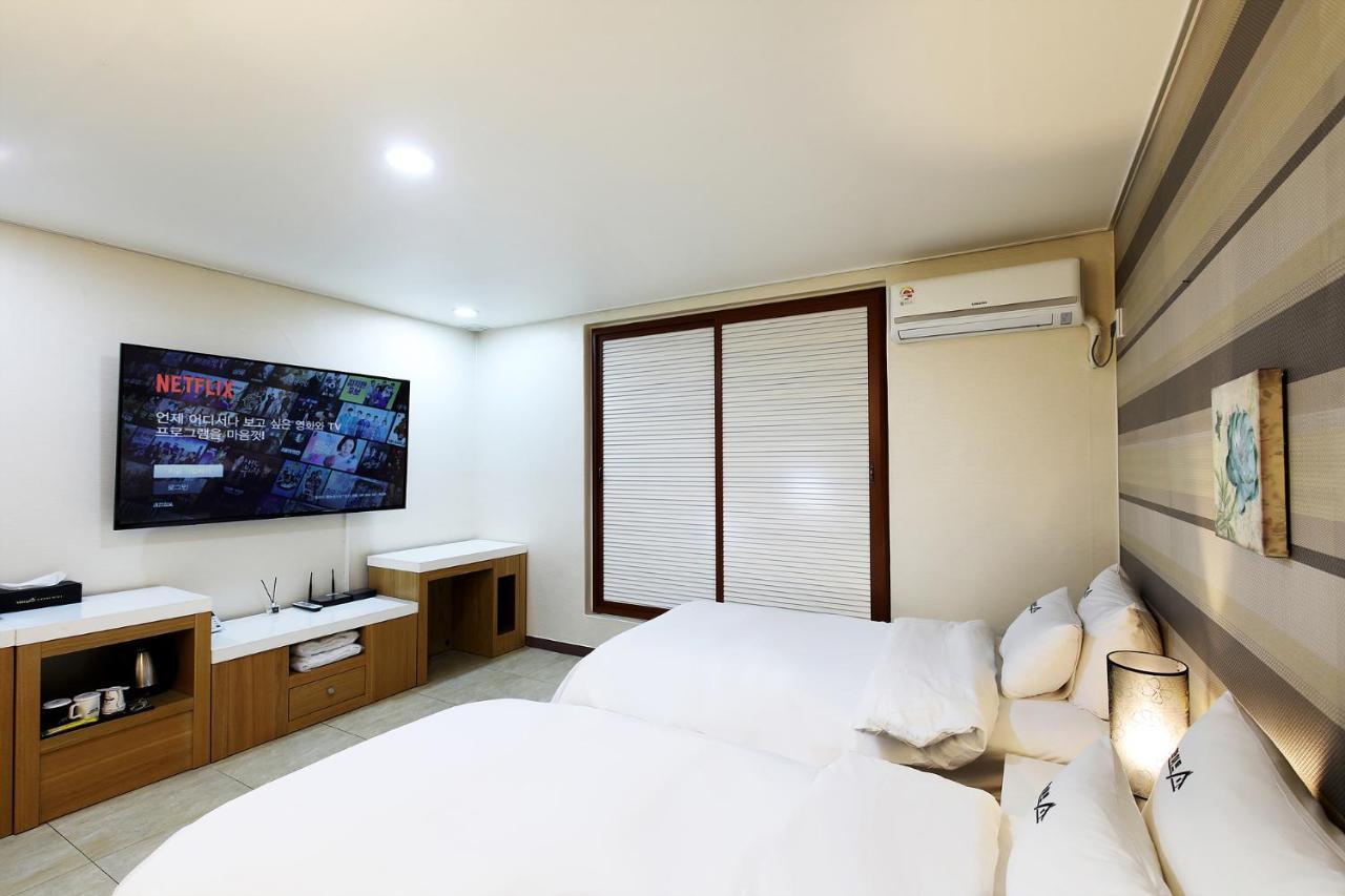 White Tourist Hotel จอนจู ภายนอก รูปภาพ