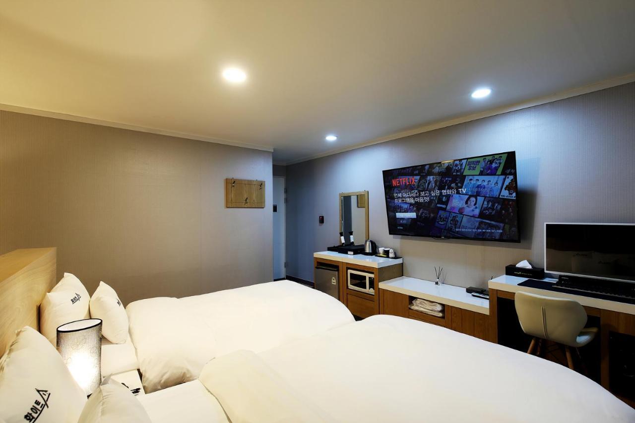 White Tourist Hotel จอนจู ภายนอก รูปภาพ