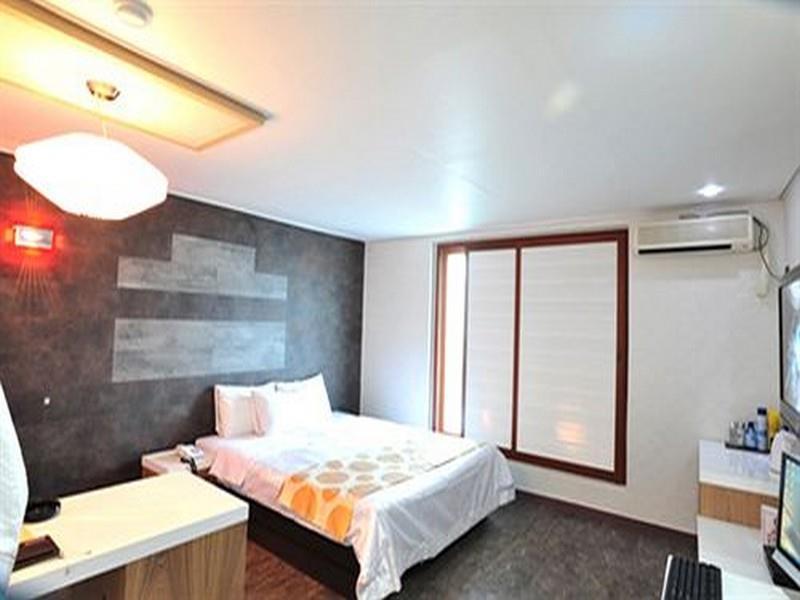 White Tourist Hotel จอนจู ภายนอก รูปภาพ