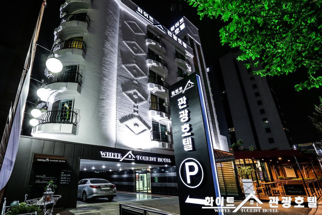 White Tourist Hotel จอนจู ภายนอก รูปภาพ