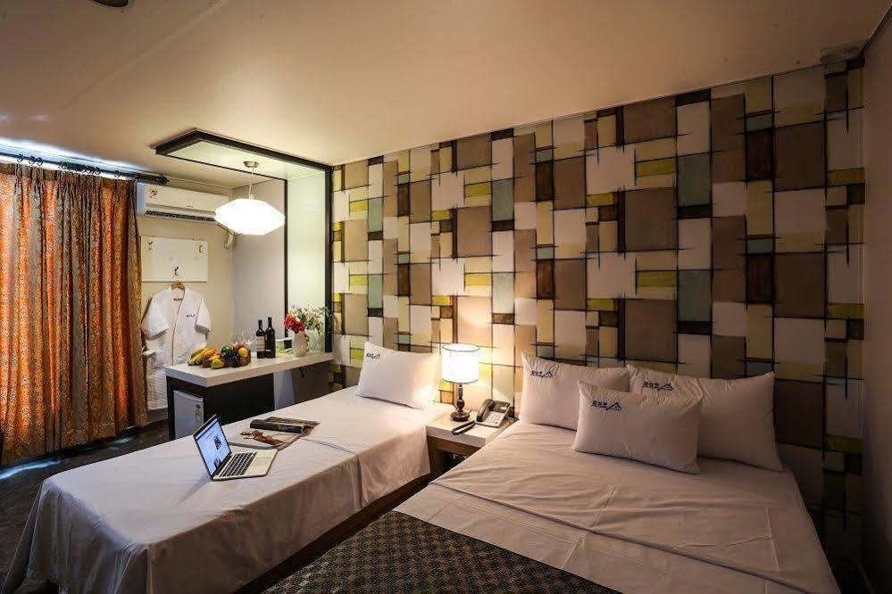 White Tourist Hotel จอนจู ภายนอก รูปภาพ