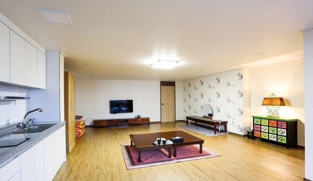 White Tourist Hotel จอนจู ภายนอก รูปภาพ