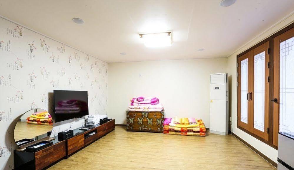 White Tourist Hotel จอนจู ภายนอก รูปภาพ