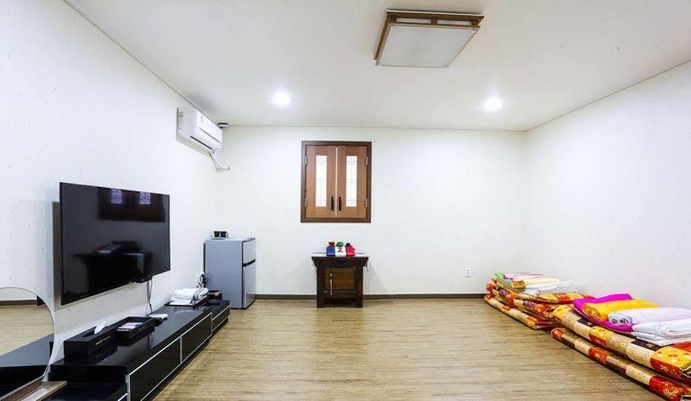 White Tourist Hotel จอนจู ภายนอก รูปภาพ