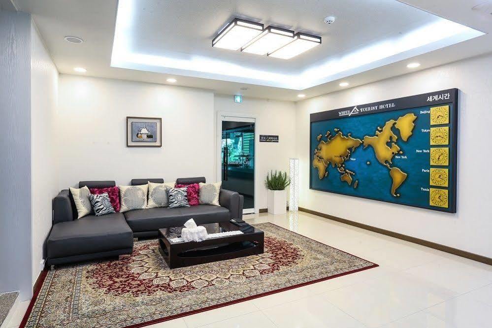 White Tourist Hotel จอนจู ภายนอก รูปภาพ