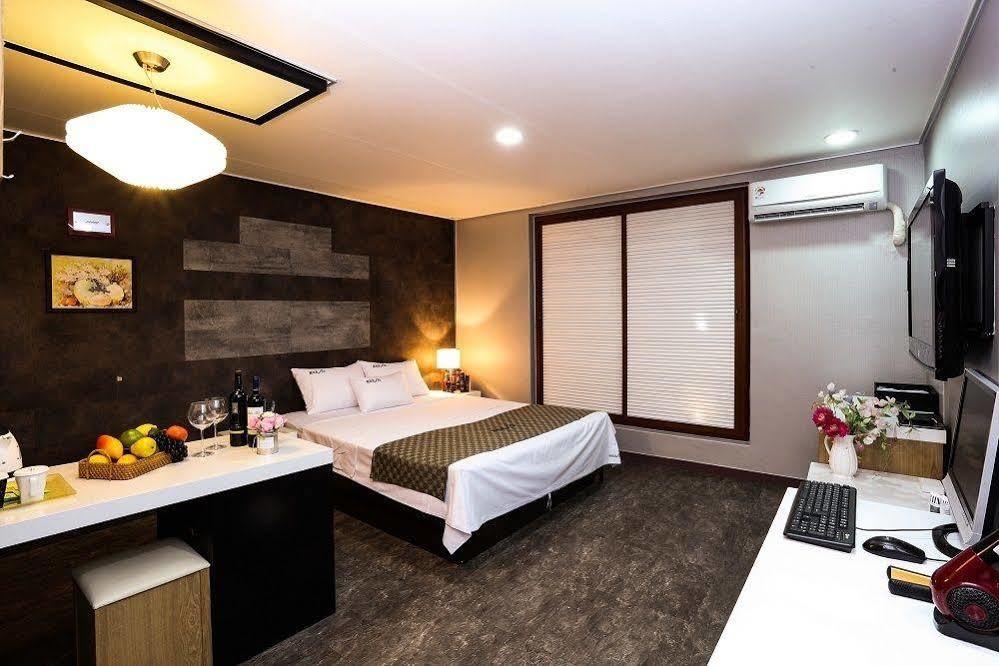 White Tourist Hotel จอนจู ภายนอก รูปภาพ
