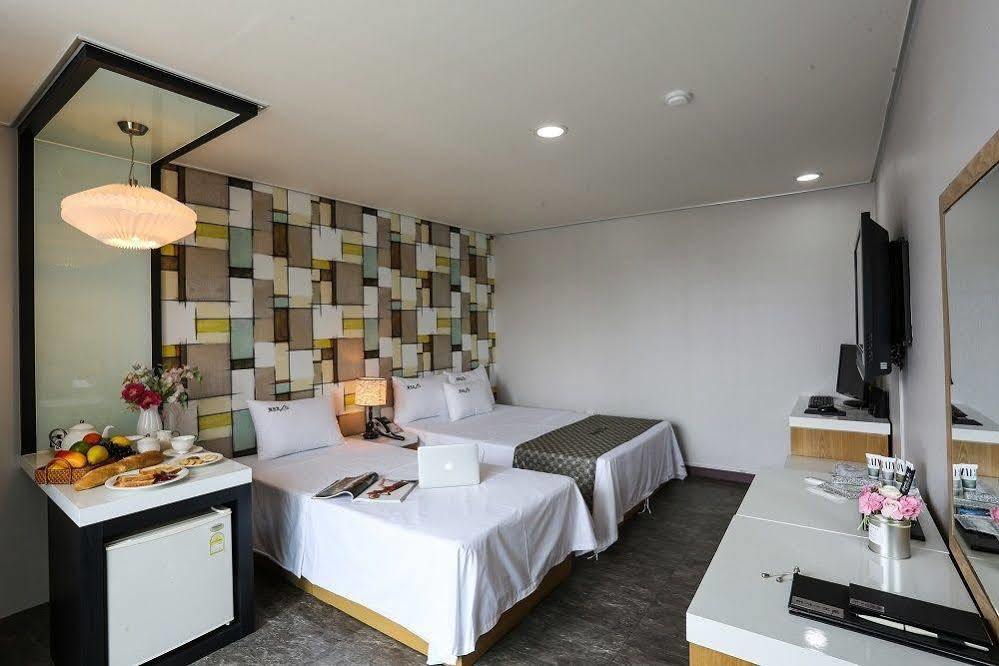 White Tourist Hotel จอนจู ภายนอก รูปภาพ