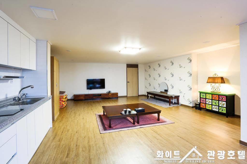 White Tourist Hotel จอนจู ภายนอก รูปภาพ
