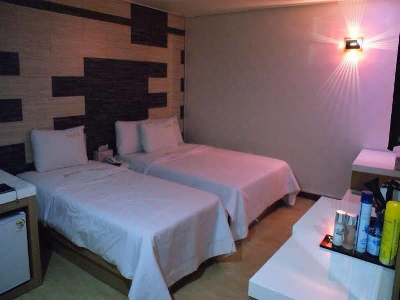White Tourist Hotel จอนจู ภายนอก รูปภาพ